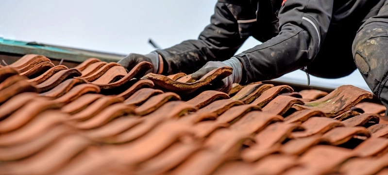Installation et rénovation de toitures : des solutions durables et esthétiques